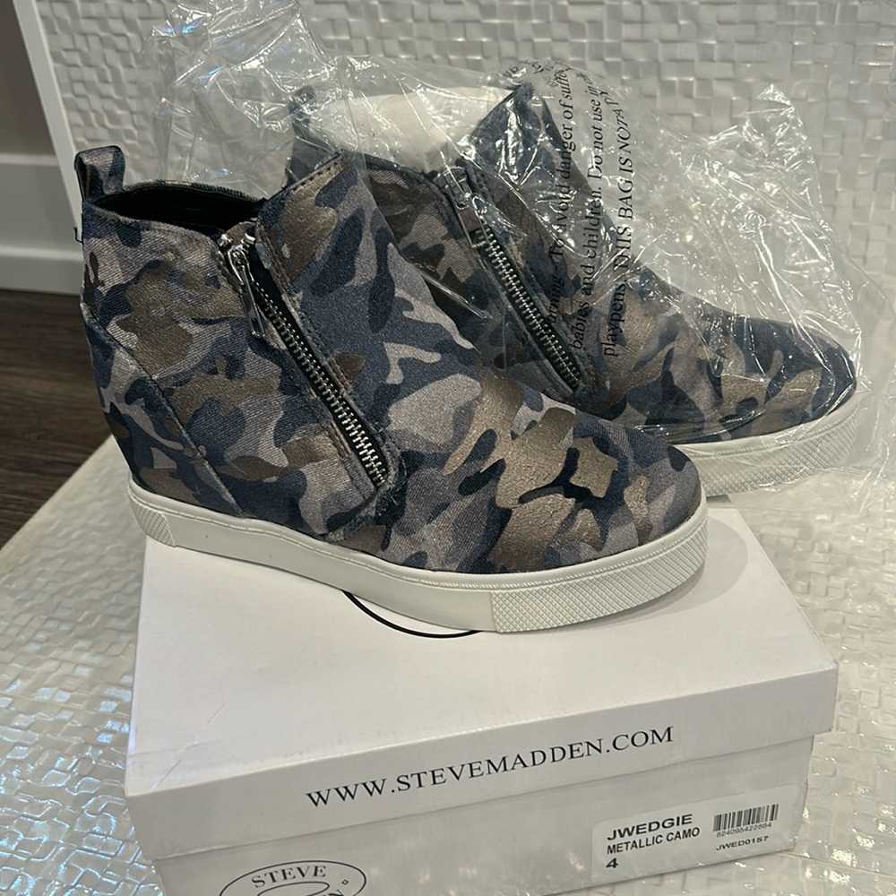 Steve Madden JWedgie Metallic Camo Shoes Size 4. Fits 5.5/6 woman